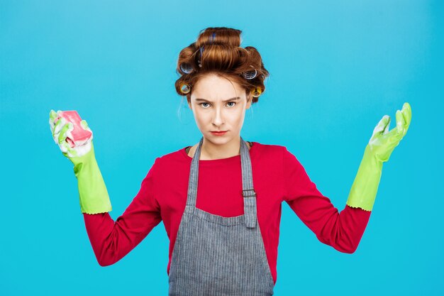 Mujer joven en poses rosas con guantes de goma