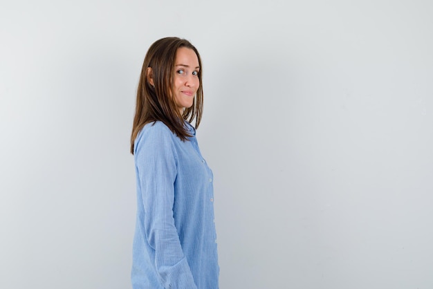 mujer joven, posición, blanco, plano de fondo