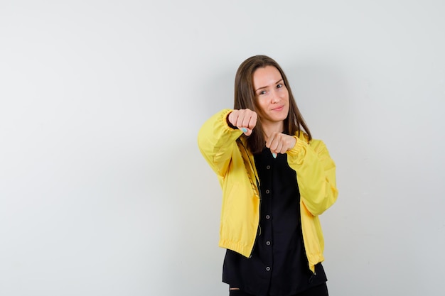 Foto gratuita mujer joven, posición, en, lucha, pose