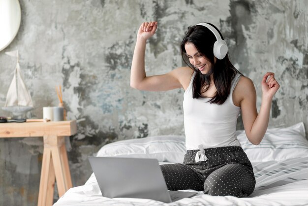 Mujer joven positiva que disfruta escuchando la música