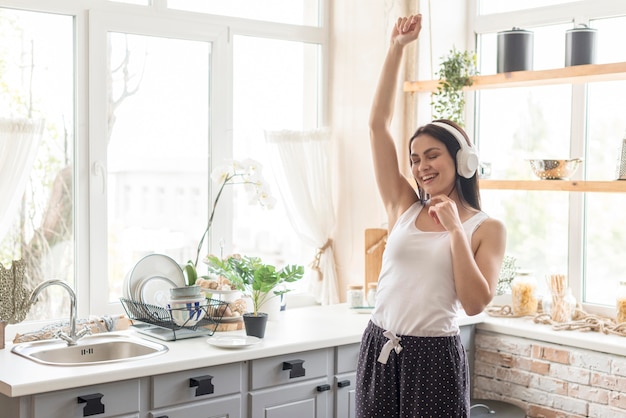 Mujer joven positiva que disfruta de música