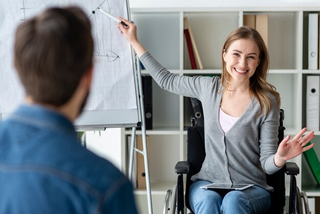 Mujer joven positiva que presenta un proyecto