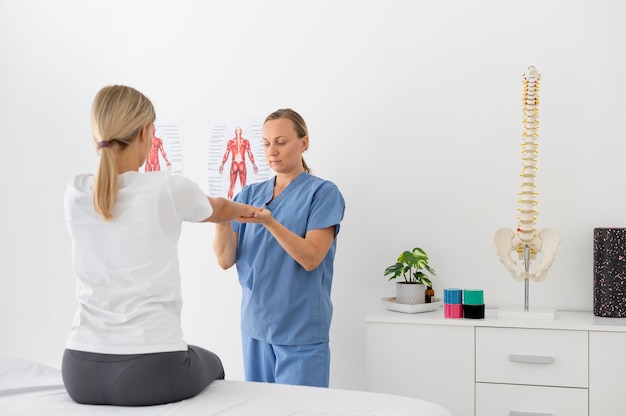 Mujer joven practicando un ejercicio en una sesión de fisioterapia