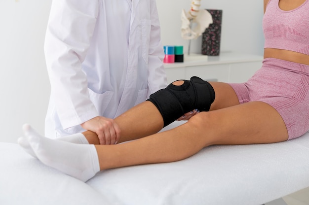 Mujer joven practicando un ejercicio en una sesión de fisioterapia