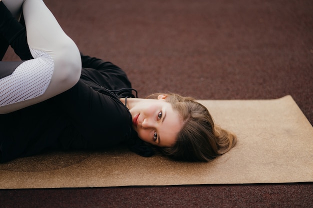 Mujer joven practicando fuera del gimnasio