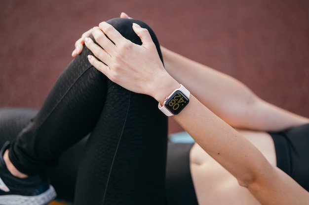 Foto gratuita mujer joven practicando fuera del gimnasio