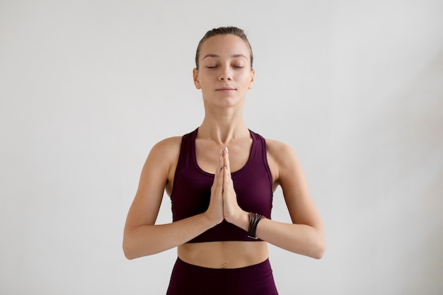 Mujer joven practicando yoga para el equilibrio de su cuerpo