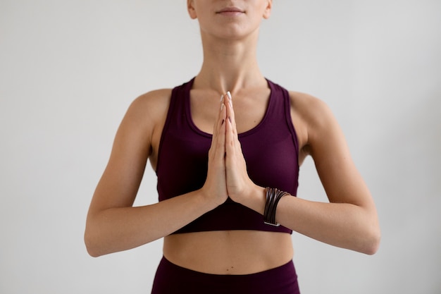 Mujer joven practicando yoga para el equilibrio de su cuerpo