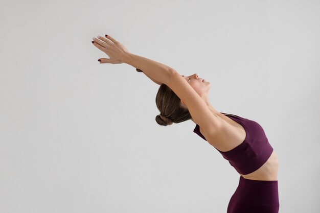 Mujer joven practicando yoga para el equilibrio de su cuerpo