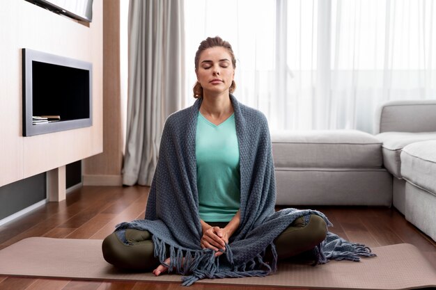 Mujer joven practicando yoga para relajarse