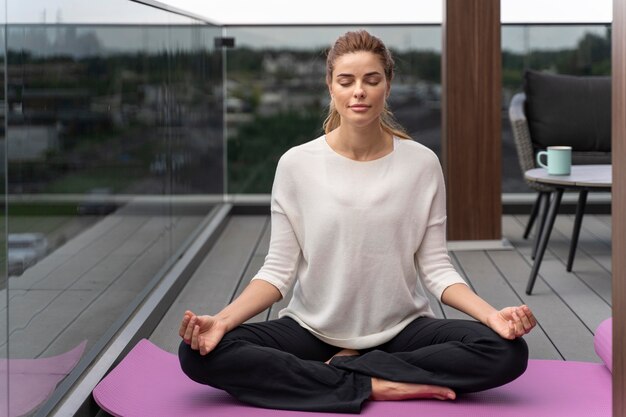 Mujer joven practicando yoga para relajarse