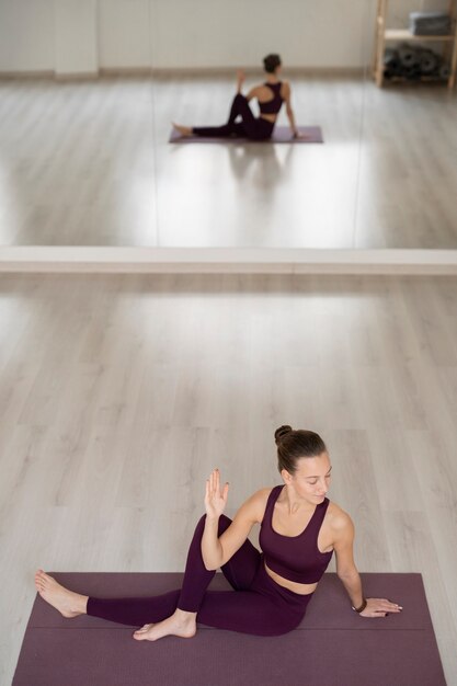 Mujer joven, practicar, meditación