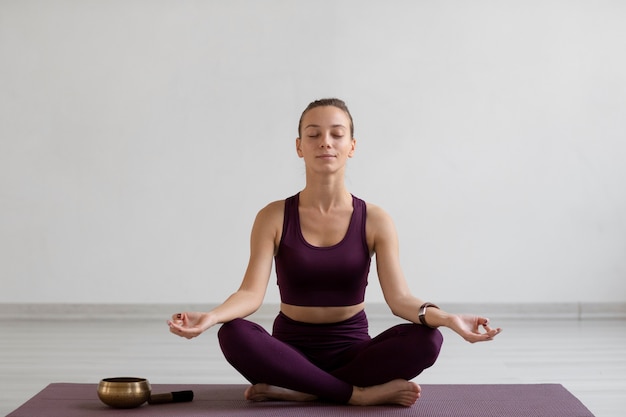 Mujer joven, practicar, meditación