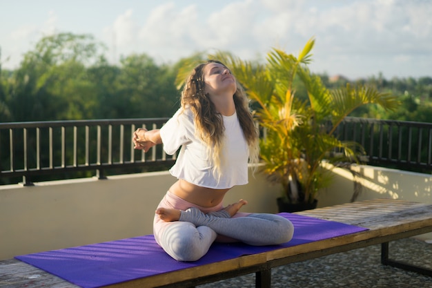 Mujer joven, practicar, yoga