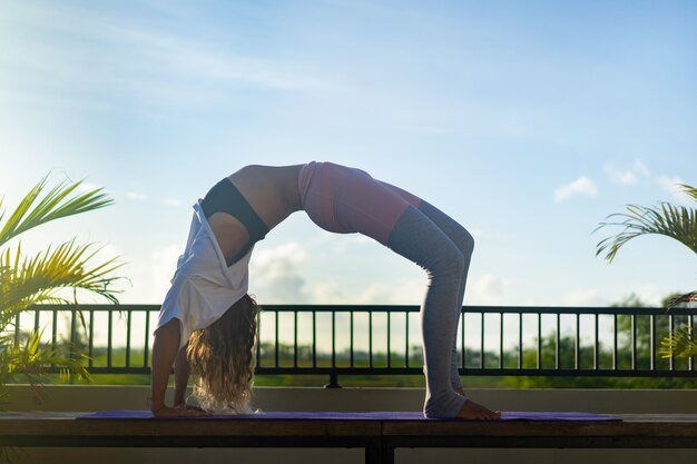 Mujer joven, practicar, yoga