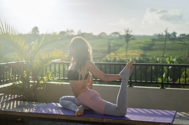 Mujer joven, practicar, yoga