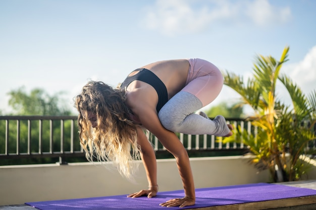 Mujer joven, practicar, yoga