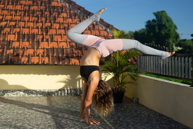 Mujer joven, practicar, yoga