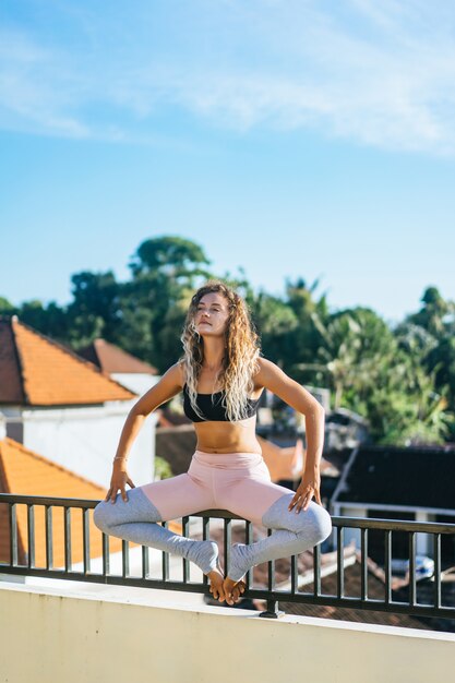 Mujer joven, practicar, yoga