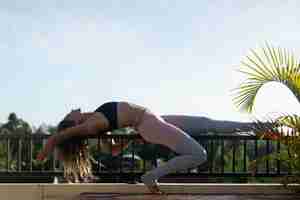 Foto gratuita mujer joven, practicar, yoga