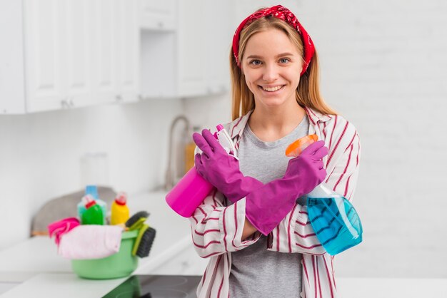 Mujer joven preparada para limpiar