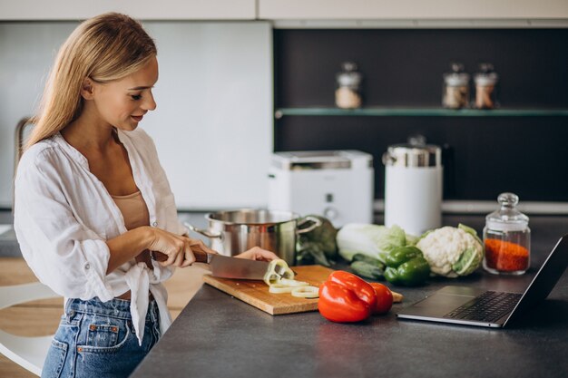 Mujer joven preparando comida en la cocina