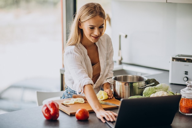 Mujer joven preparando comida en la cocina