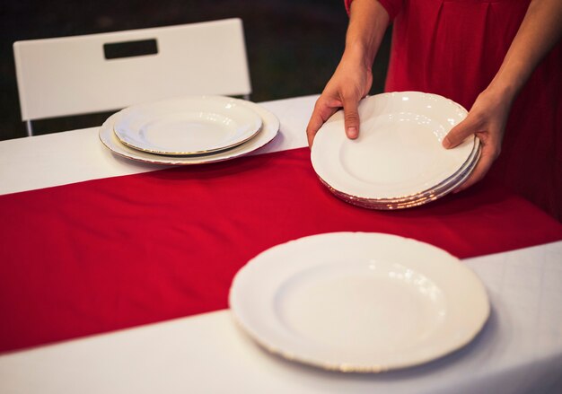 Mujer joven preparando la mesa para la cena de navidad