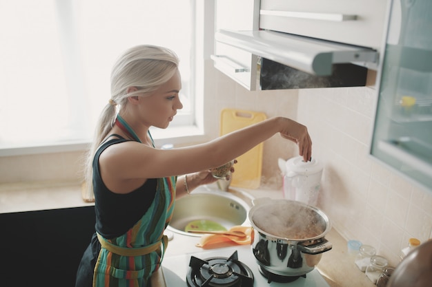 Foto gratuita mujer joven preparando sopa de calabaza