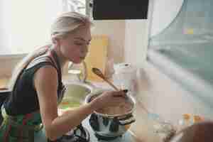 Foto gratuita mujer joven preparando sopa de calabaza