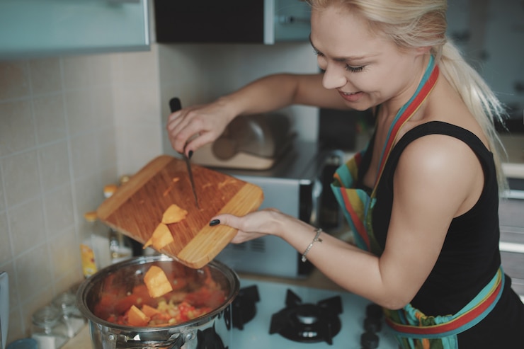 Foto gratuito mujer joven preparando sopa de calabaza