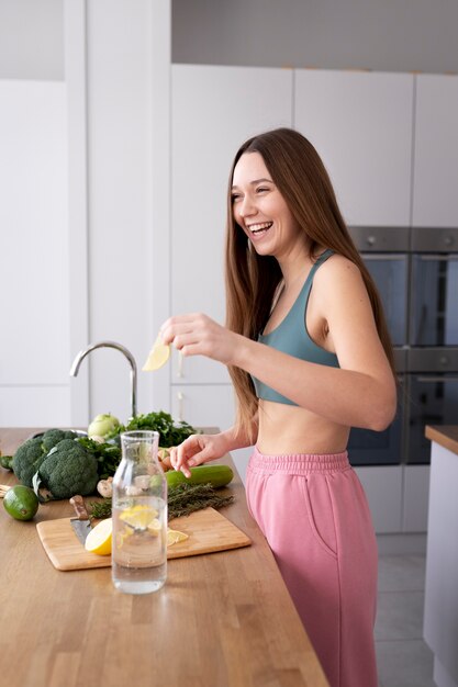 Mujer joven preparando su dieta nutricional