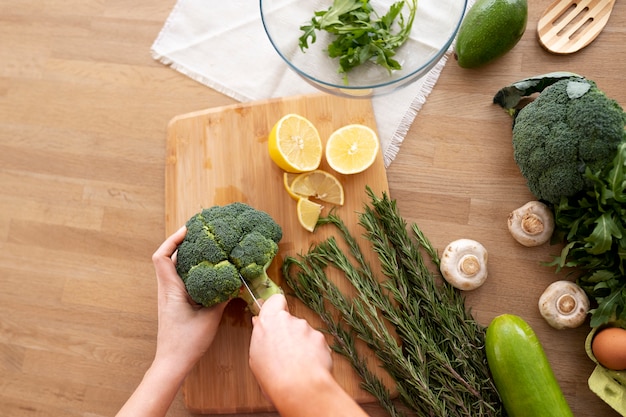 Mujer joven preparando su dieta nutricional