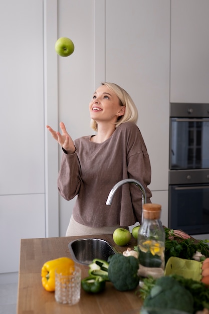 Foto gratuita mujer joven preparando su dieta nutricional