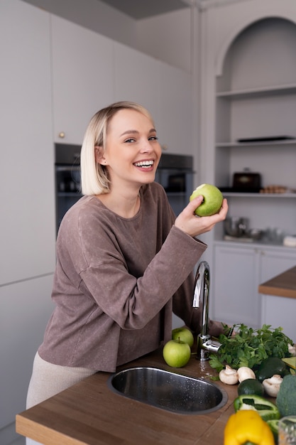 Mujer joven preparando su dieta nutricional