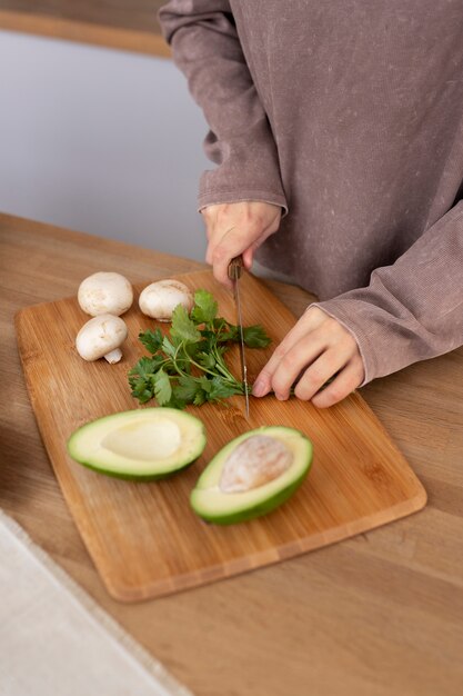 Mujer joven preparando su dieta nutricional