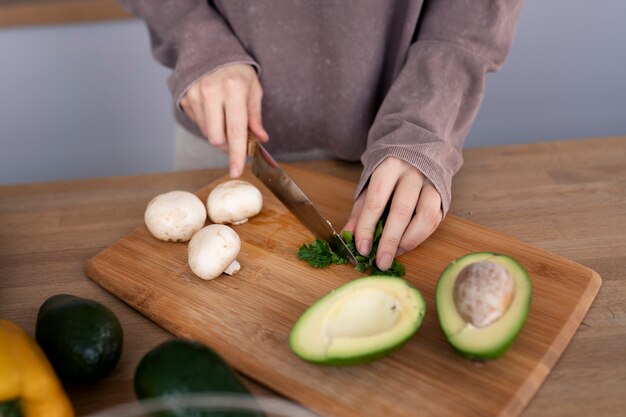 Mujer joven preparando su dieta nutricional