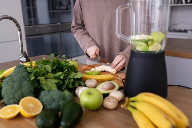 Mujer joven preparando su dieta nutricional