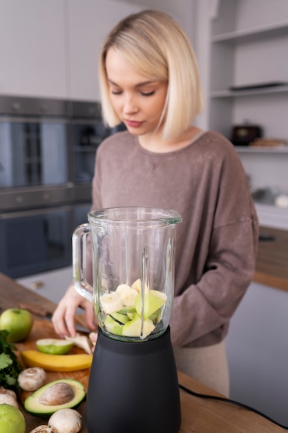 Foto gratuita mujer joven preparando su dieta nutricional