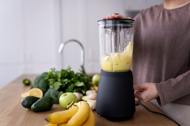 Mujer joven preparando su dieta nutricional