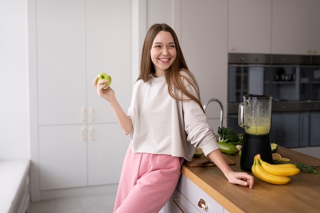 Foto gratuita mujer joven preparando su dieta nutricional