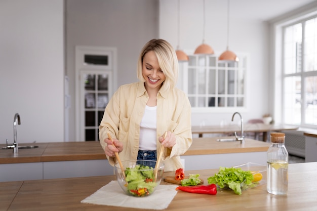 Foto gratuita mujer joven preparando su dieta nutricional