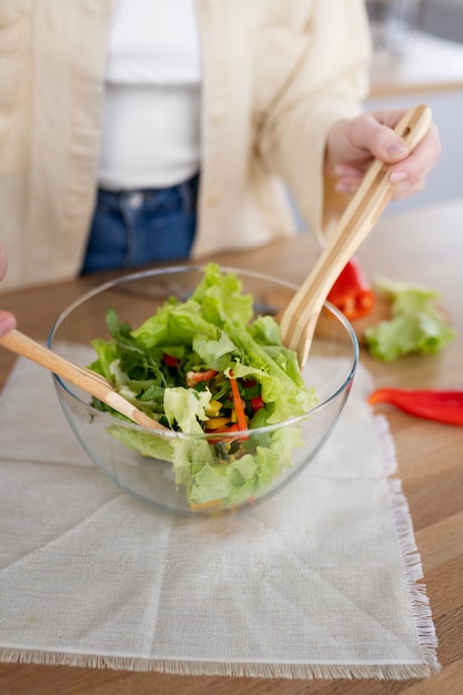 Mujer joven preparando su dieta nutricional