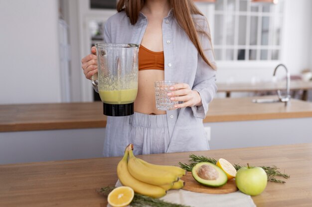 Mujer joven preparando su dieta nutricional