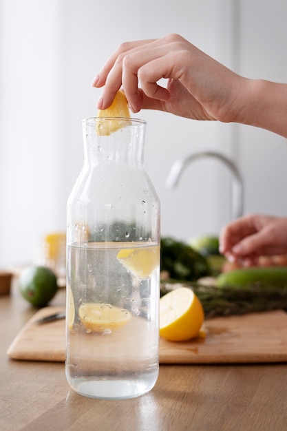 Foto gratuita mujer joven preparando su dieta nutricional