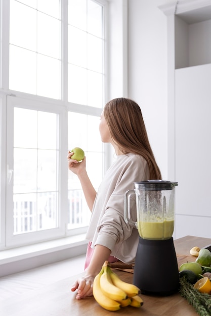 Foto gratuita mujer joven preparando su dieta nutricional