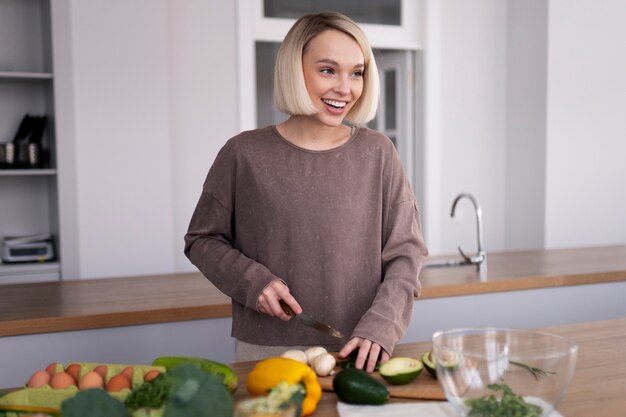 Mujer joven preparando su dieta nutricional