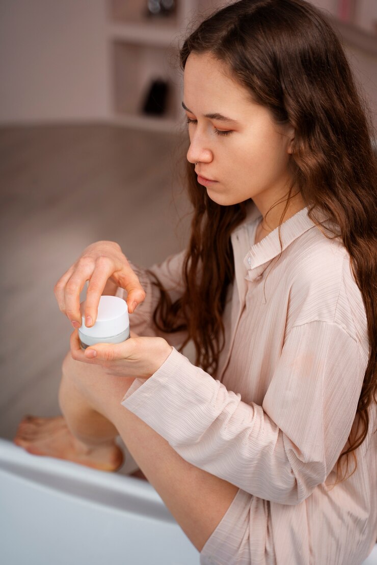 Foto gratuito mujer joven preparándose para afeitarse el cuerpo