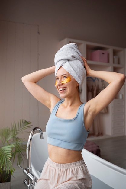 Foto gratuita mujer joven preparándose para afeitarse el cuerpo