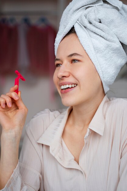 Mujer joven preparándose para afeitarse las piernas